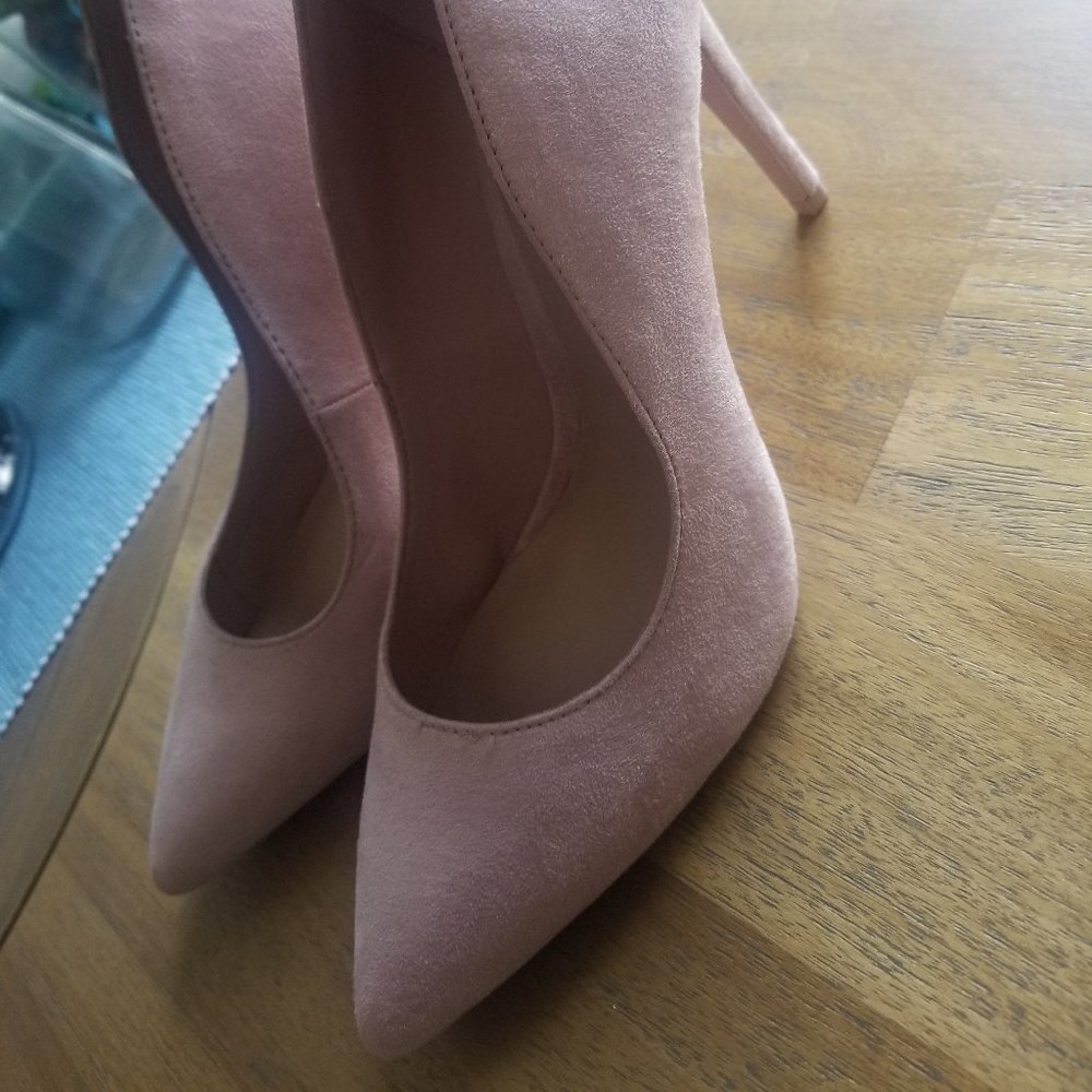 Call it spring blush pink heel never worn to tight on my feet size 7.5